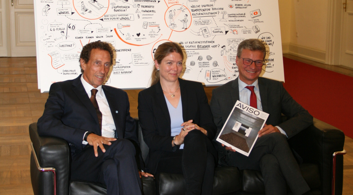 Kunstminister Bernd Sibler (rechts) mit Prof. Dr. Julian Nida-Rümelin (links) und Dr. Kathrin Zimmer (Mitte)