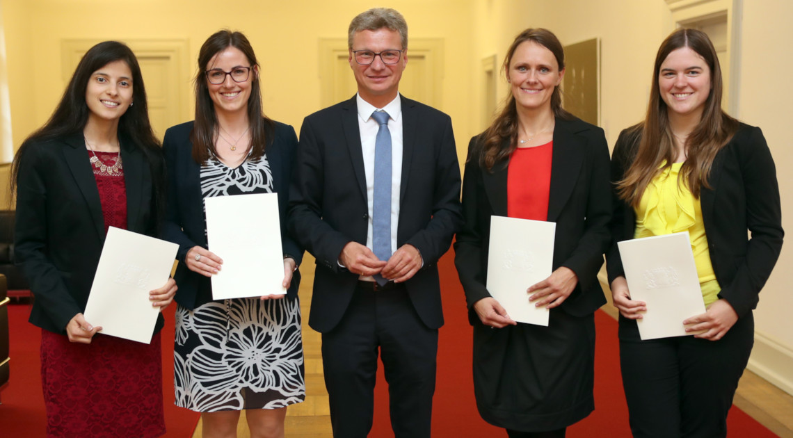 Wissenschaftsminister Bernd Sibler (Mitte) mit den Preisträgerinnen Emna Ben Yacoub, Carolin DietI, Sophia Hefenbrock und Nina Häring (v.l.n.r.)