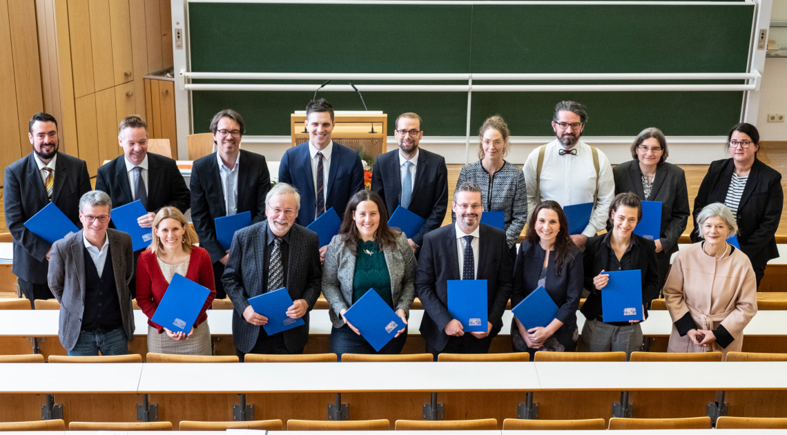 Wissenschaftsminister Bernd Sibler (links, vordere Reihe) mit Präsidentin Prof. Dr. Carola Jungwirth (rechts, vordere Reihe) und den Preisträgerinnen und Preisträgern