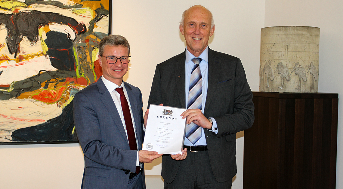 Staatsminister Bernd Sibler (l.) mit dem Präsidenten der Technischen Hochschule Ingolstadt Prof. Dr. Walter Schober (r.)