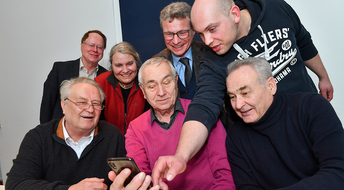 Kunstminister Bernd Sibler mit Teilnehmerinnen und Teilnehmern des Kurses „Einführung in die Handhabung des Smartphones“ am Museum für Kommunikation in Nürnberg