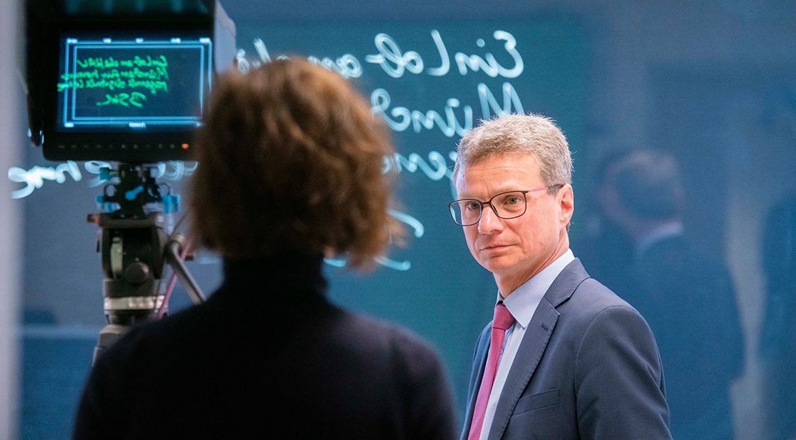 Wissenschaftsminister Bernd Sibler informiert sich an bayerischen Hochschulen über digitale Lehre in Zeiten von Corona