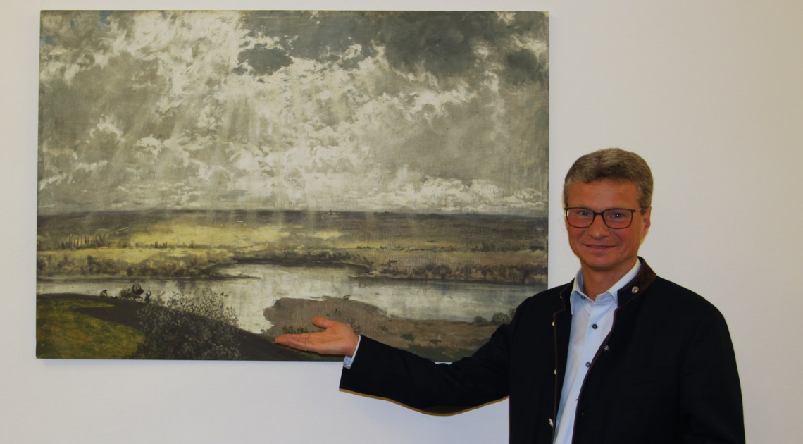 Kunstminister Bernd Sibler präsentiert die neue Dauerleihgabe (hier eine Replik) an das Museum für Franken