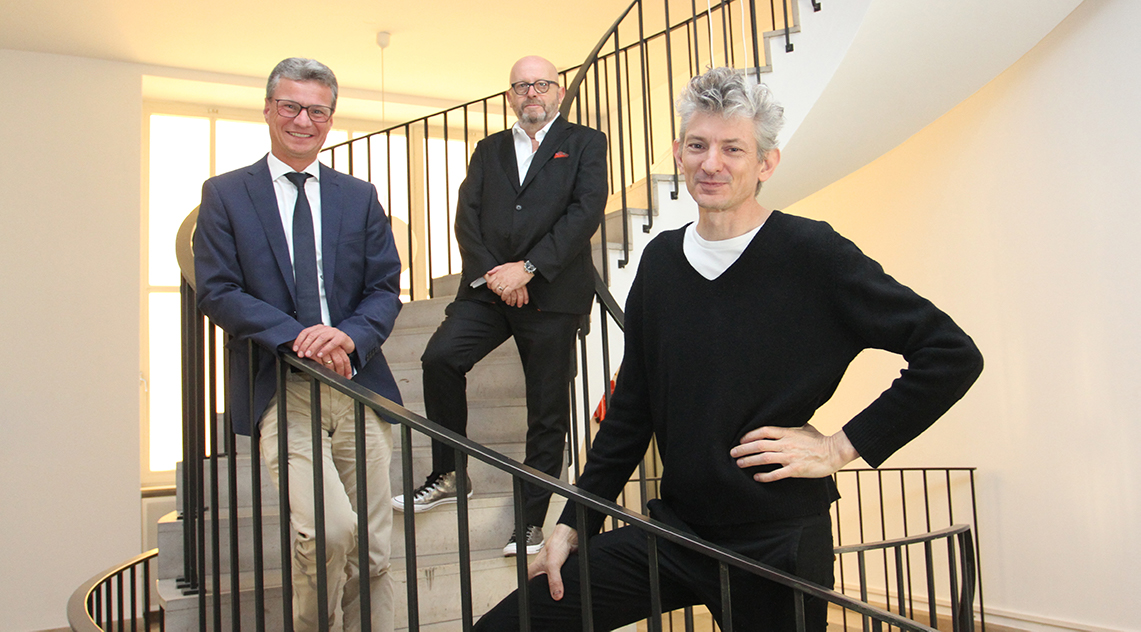 Kunstminister Bernd Sibler (l.) zusammen dem künstlerischen Geschäftsführer des Hauses der Kunst Dr. Andrea Lissoni (v.) und dem dortigen kaufmännischen Geschäftsführer Wolfgang Orthmayr (h.)