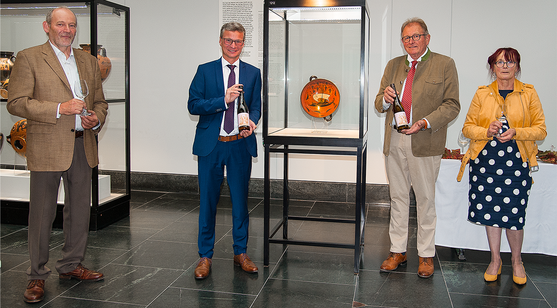 Kunstminister Bernd Sibler (2.v.l.) inmitten der siegreichen Winzer Werner Emmerich sowie Albrecht und Gudrun Stahl (v.l.n.r.)