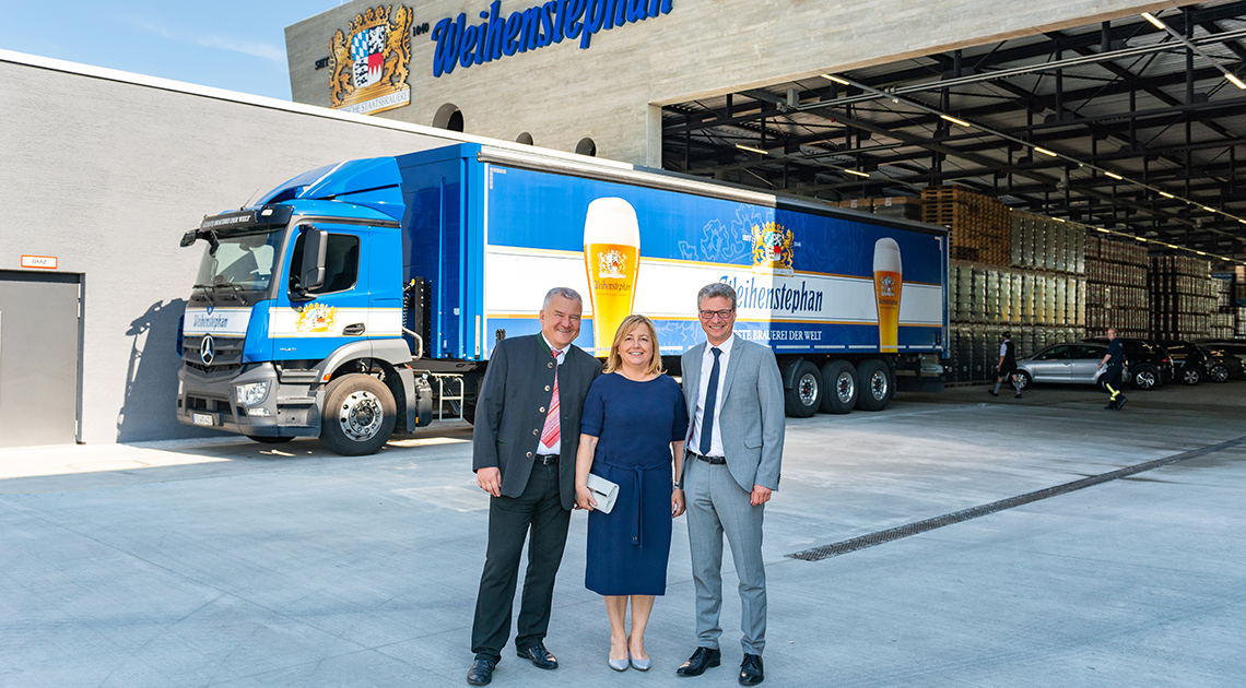 Wissenschaftsminister Bernd Sibler (re.) mit dem Direktor der Bayerischen Staatsbrauerei Weihenstephan Prof. Dr. Josef Schrädler und Rita Schrädler bei der Einweihung des neuen Logistikzentrums (24. Mai 2019)