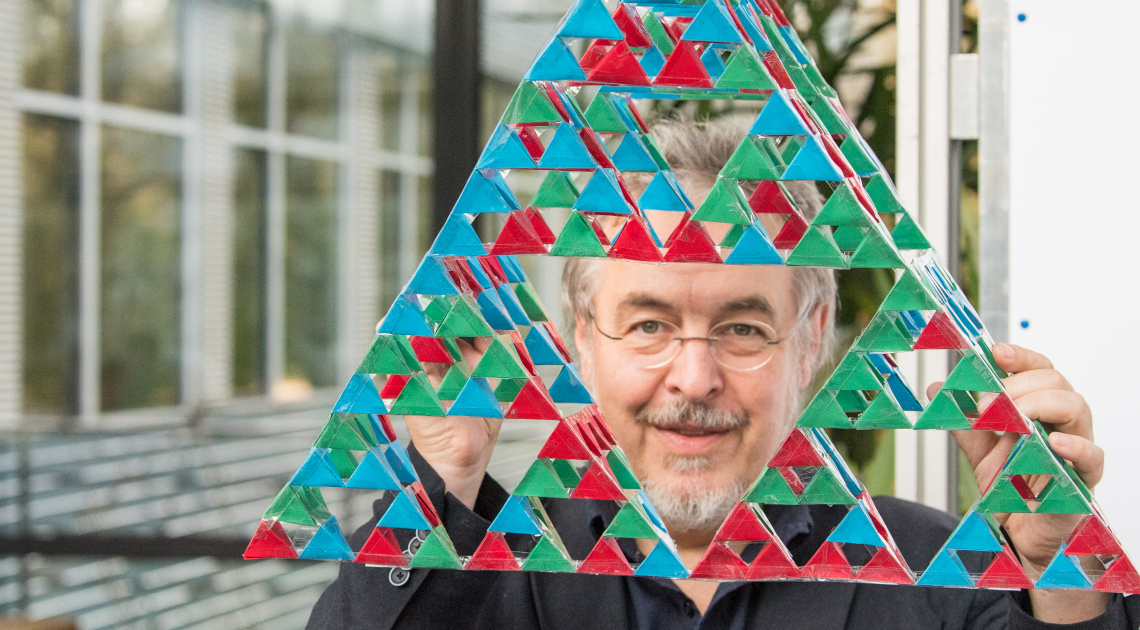 Professor Jürgen Richter-Gebert vermittelt Mathematik innovativ und kreativ.