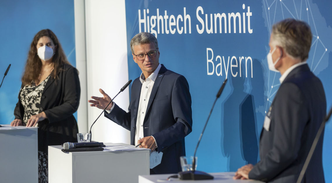 Wissenschaftsminister Bernd Sibler spricht beim Hightech Summit in Regensburg