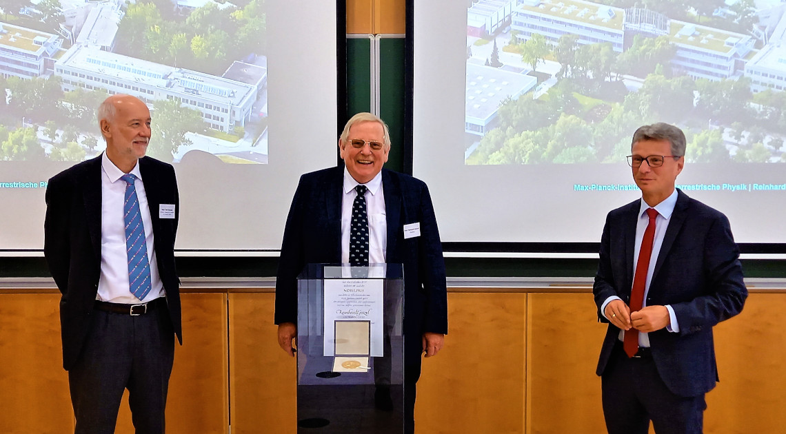Wissenschaftsminister Bernd Sibler (rechts) mit Nobelpreisträger und MPE-Direktor Reinhard Genzel (Mitte) und MPE-Direktor Ralf Bender