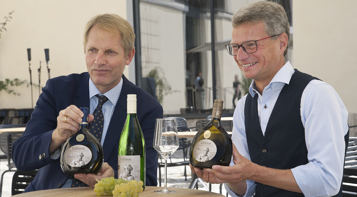 Kunstminister Bernd Sibler (r.) präsentiert die Museumsweine 2021 gemeinsam mit Dr. Florian S. Knauß, Direktor der Staatlichen Antikensammlungen und Glyptothek München