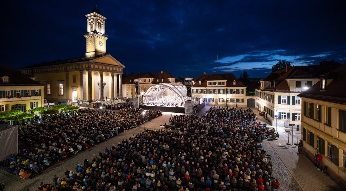 Die Veranstaltung „Oper für alle“ auf dem Karlsplatz in Ansbach