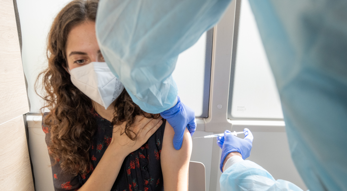 Eine Studentin lässt sich gegen das Corona-Virus impfen