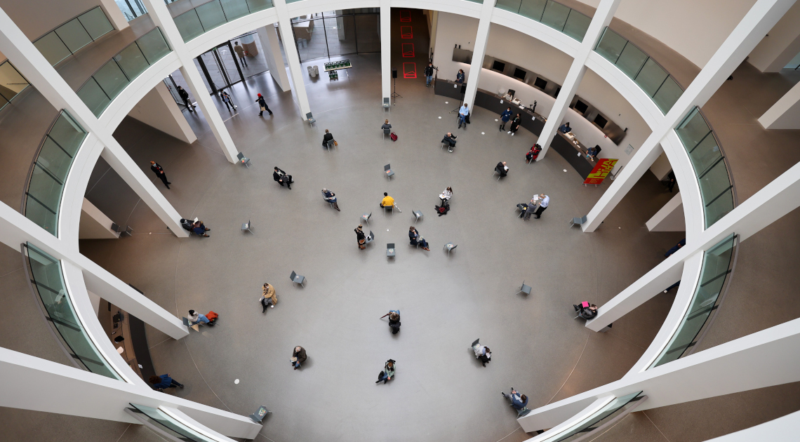 Frisch Geimpfte ruhen sich in der zentralen Rotunde der Pinakothek der Moderne aus