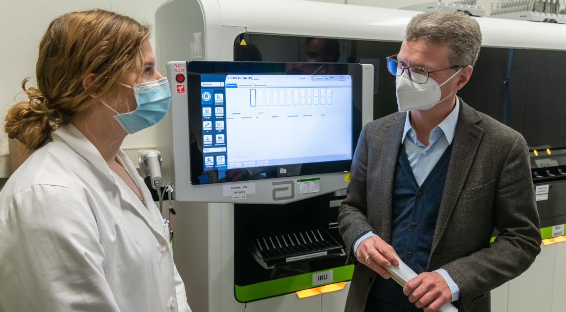 Wissenschaftsminister Bernd Sibler tauschte sich im PCR-Analyse-Labor des Virologischen Instituts des Uni-Klinikums Erlagen mit einer Studentin