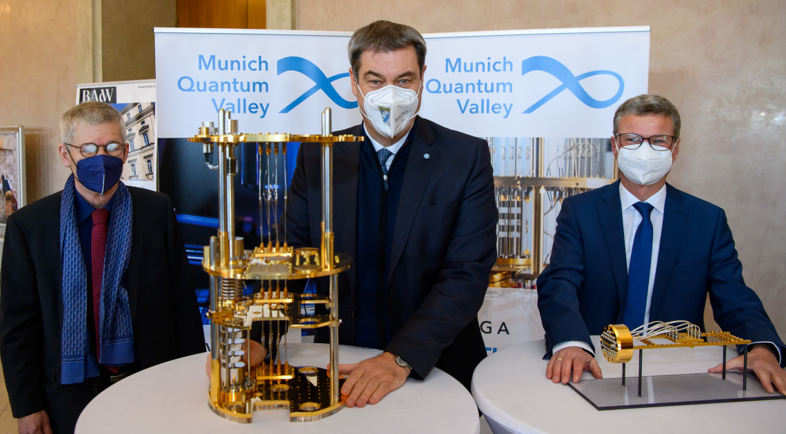 Wissenschaftsminister Bernd Sibler (r.) mit Ministerpräsident Dr. Markus Söder (M.) und dem Präsidenten der Bayerischen Akademie der Wissenschaften Prof. Dr. Thomas O. Höllmann