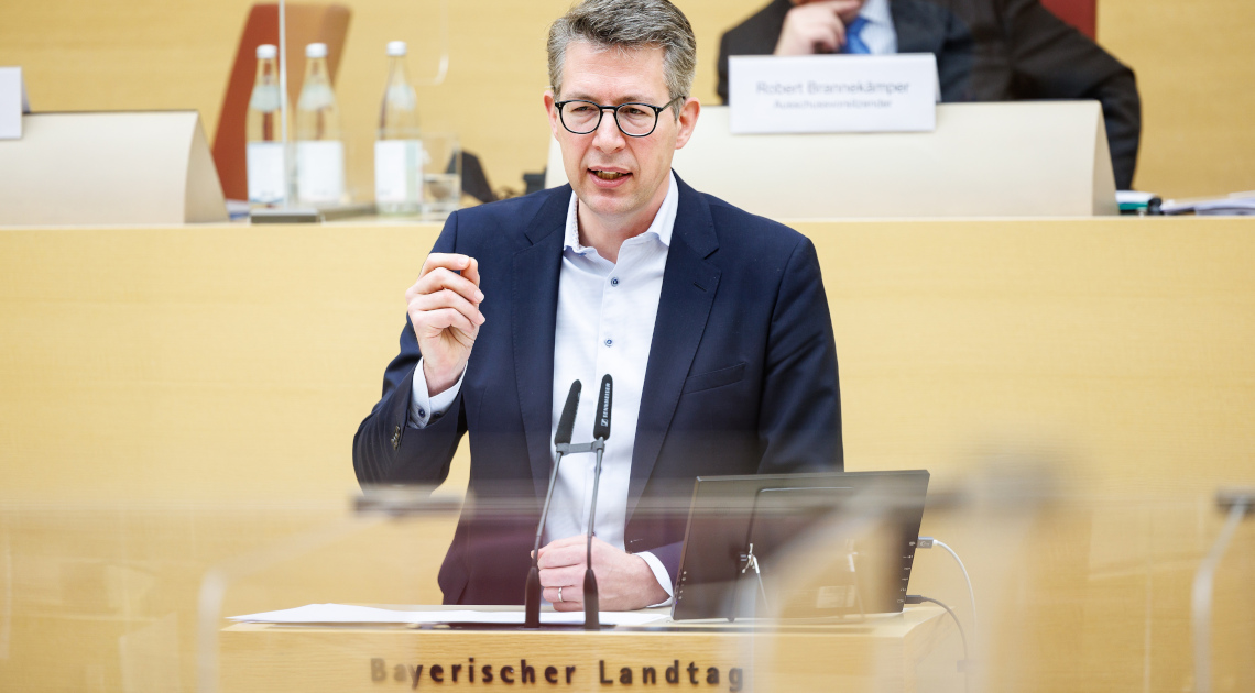 Wissenschafts- und Kunstminister Markus Blume bei seiner Rede im bayerischen Landtag (Foto: Matthias Balk)