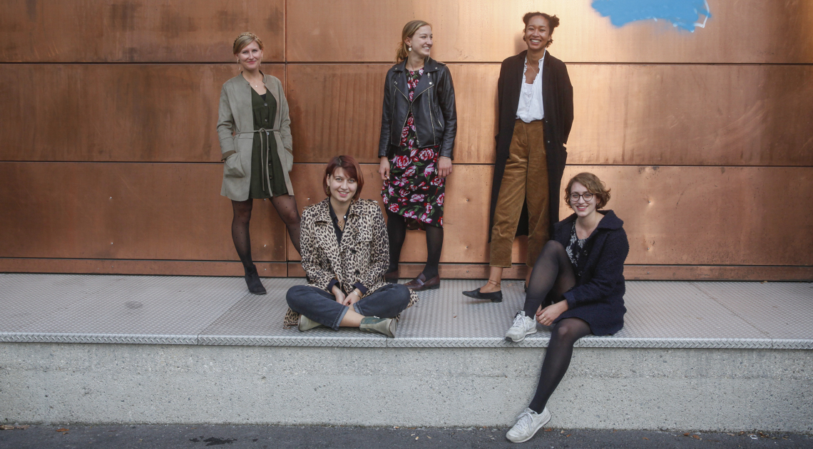 Die fünf Gründerinnen des unabhängigen Verlags „&Töchter“, der Im Jahr 2021 ausgezeichnet wurde (© Studio Seidel)