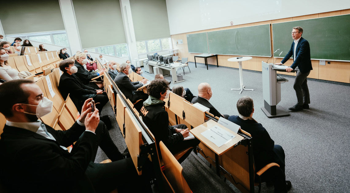 Wissenschaftsminister Markus Blume (r.)  begrüßt Medizin-Studenten an der Universität Augsburg bei ihrer Einführungsveranstaltung (© StMWK/Axel König)