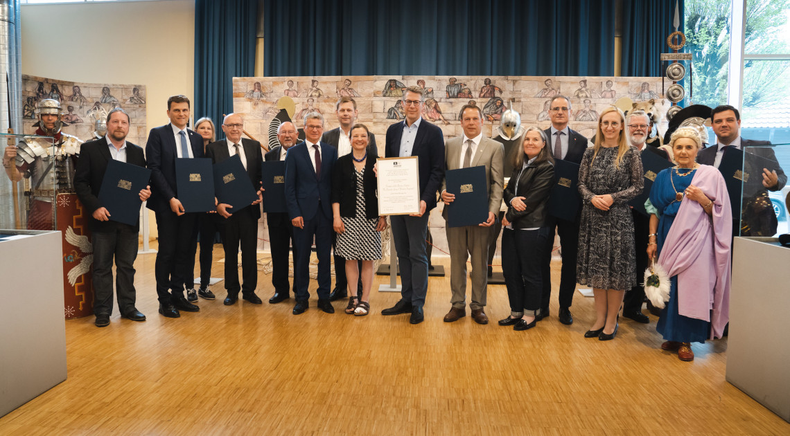 Kunstminister Markus Blume bei der Urkundenübergabe anlässlich der Anerkennung des Donaulimes als UNESCO-Welterbe (© StMWK)