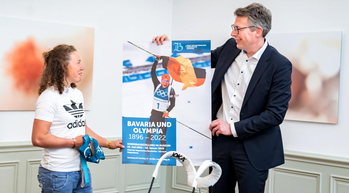 Kunstminister Markus Blume (r.) mit Biathlon-Star Laura Dahlmeier (© StMWK/Axel König)