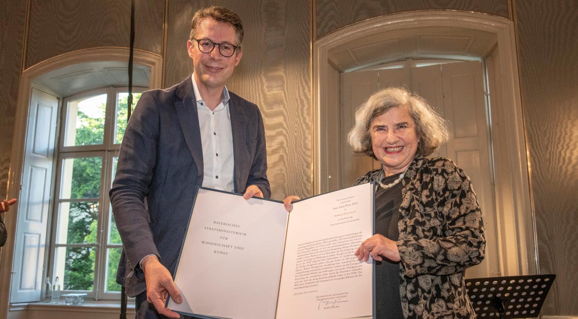 Kunstminister Markus Blume (l.) mit der Schriftstellerin Barbara Honigmann (© Wolfgang Maria Weber)