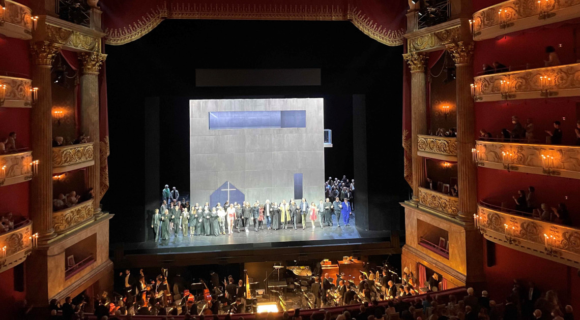 Fulminanter Auftakt: Der Schlussapplaus der Festspielpremiere der Oper „Die Teufel von Loudun“ (© Helena Barsig/StMWK)