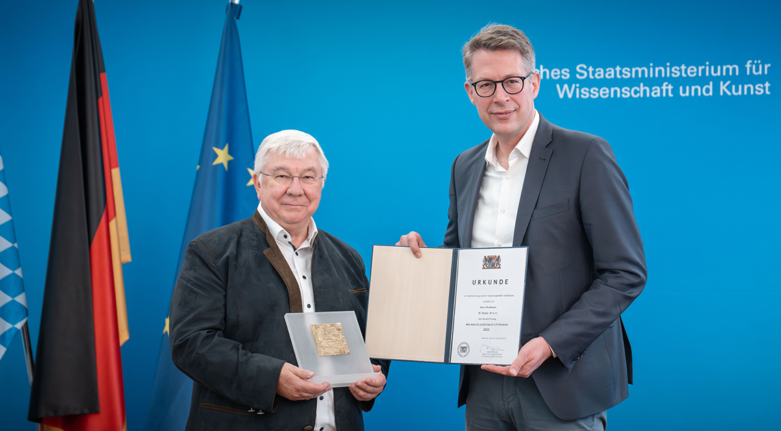 Wissenschaftsminister Markus Blume (r.) mit Quantenforscher Professor Dr. Rainer Blatt (l.) bei der Überreichung der Auszeichnung PRO MERITIS SCIENTIAE ET LITTERARUM in München. (© Axel König/ StMWK)